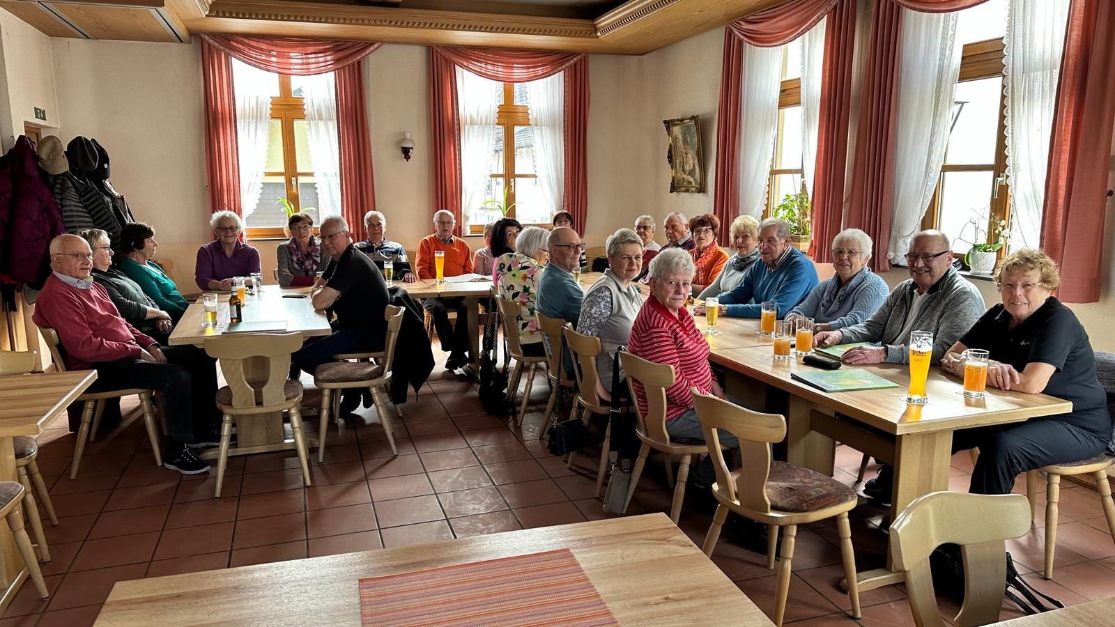 Bild der Wandergruppe beim Mittagessen im Steinernen Haus in Hüttenberg