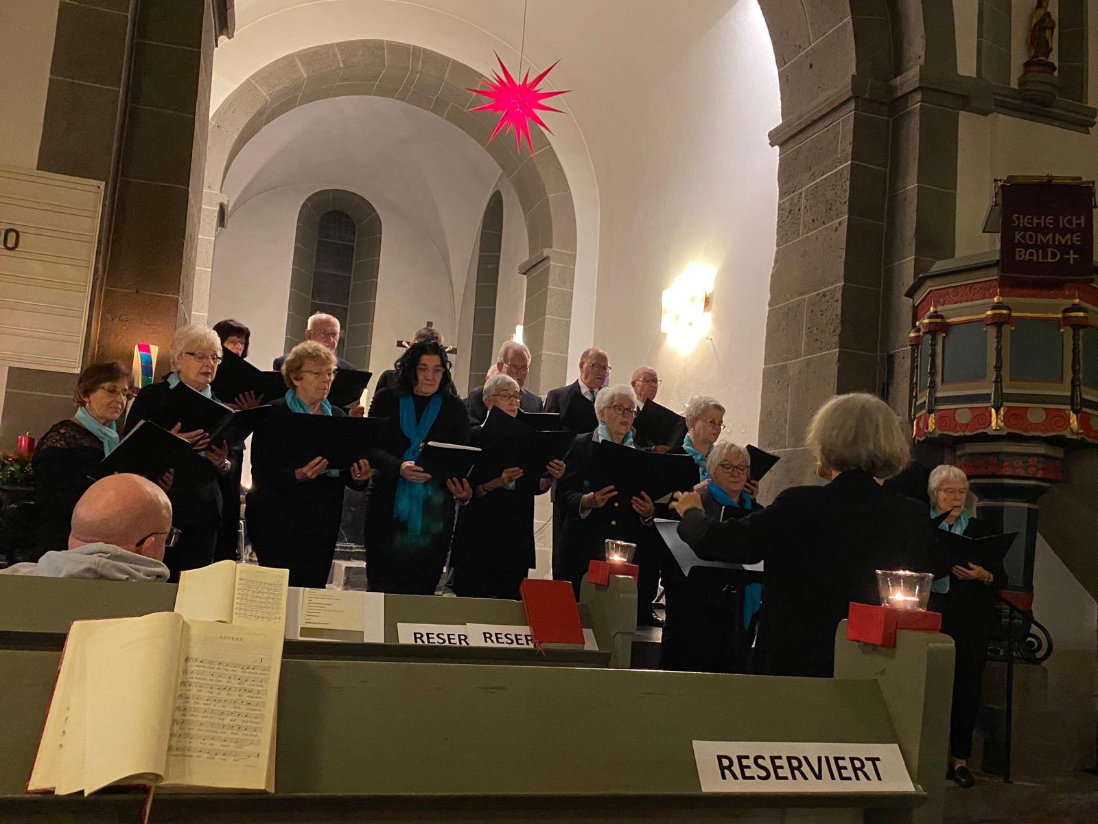 Der gemischte Chor der Harmonie und Salto Vocale in der Großen-Lindener Peterskirche auf den Altarstufen singend.