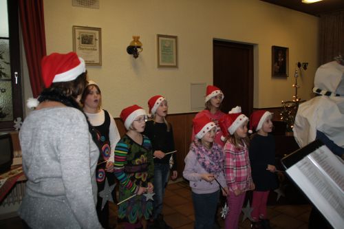 Die Kinder singen Weihnachtslieder im großen Saal des Lindener Hofs für die Senioren.