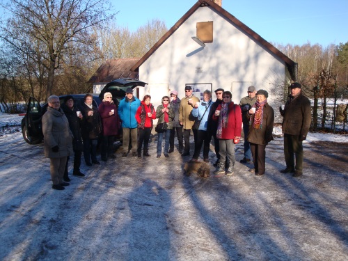 Die Wandergruppe wärmt sich an der Grube Fernie innerlich schon mal ein wenig auf.