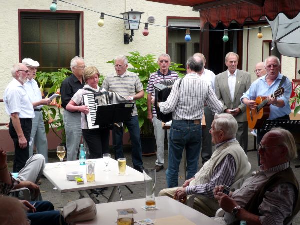 Der Shanty Chor singt im Biergarten des Vereinslokals Lindener Hof