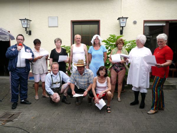 Vorstandsmitglieder veranstalten eine Modenschau der besonderen Art im Biergarten des Vereinslokals Lindener Hof