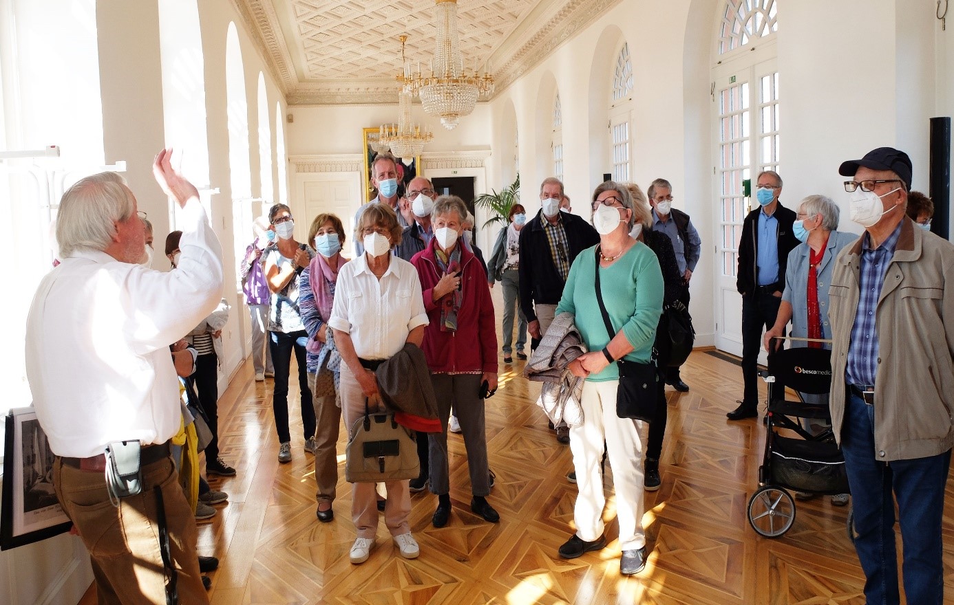 Die Reisegruppe besichtigt im Rahmen einer Führung das Schloss Biebrich