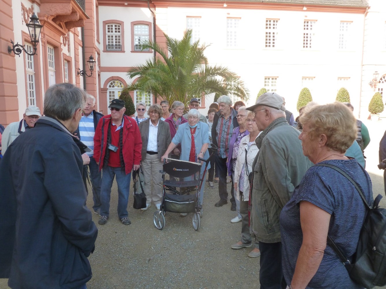 Auch die Außenanlagen werden von der Reisegruppe bestaunt.