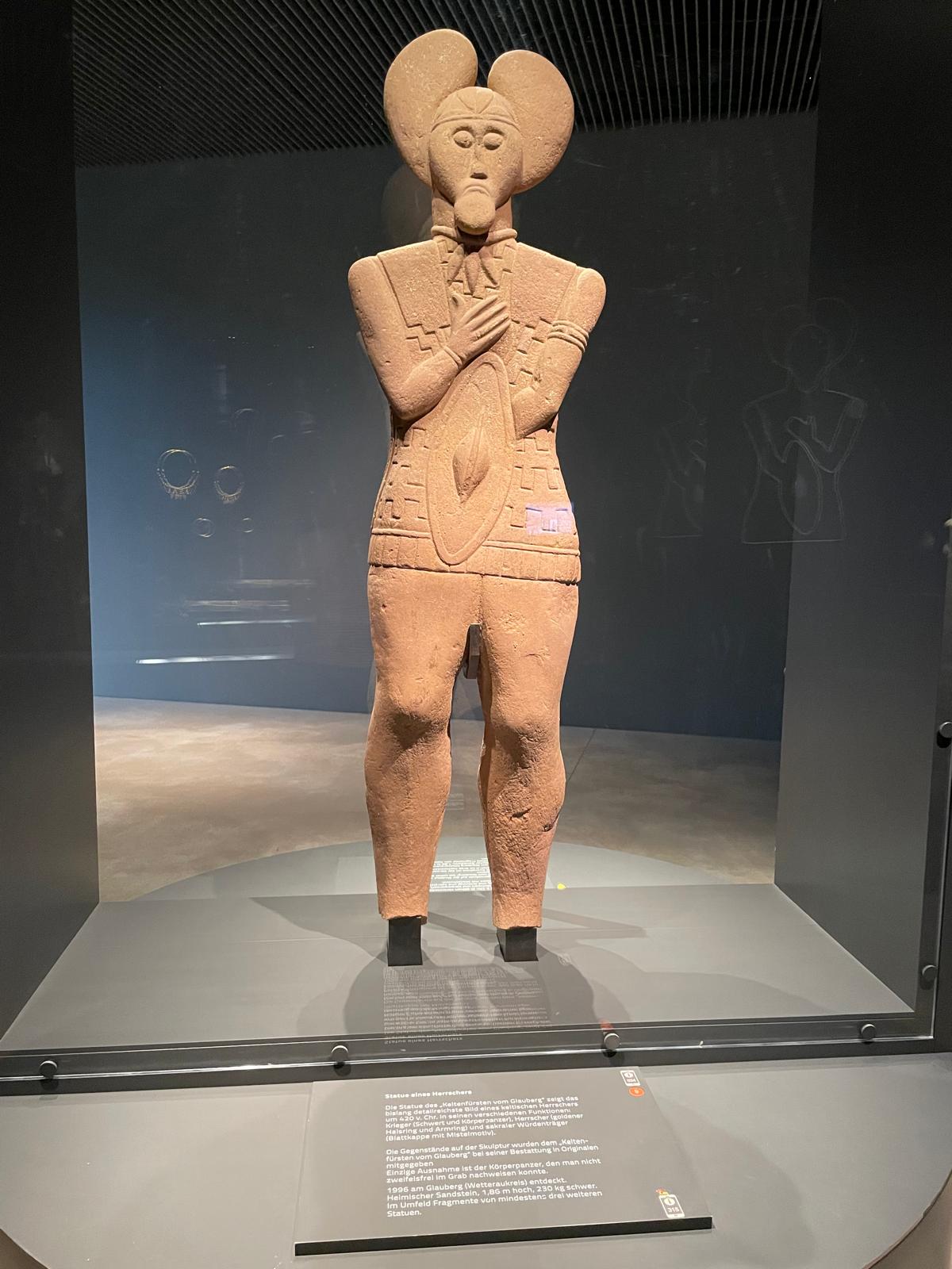Abbildung des Keltenfürsten im Keltenmuseum am Glauberg