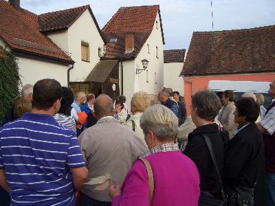 Die Reisegruppe lauscht den Ausführungen der Stadtführer in Beilngries