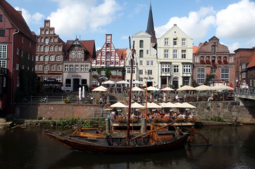 Blick auf die Häuserzeile im Hafengebiet von Lüneburg