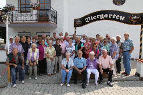 Die Reisegruppe hat sich vor dem Hotel Riesberghof zu einem Gruppenbild versammelt.