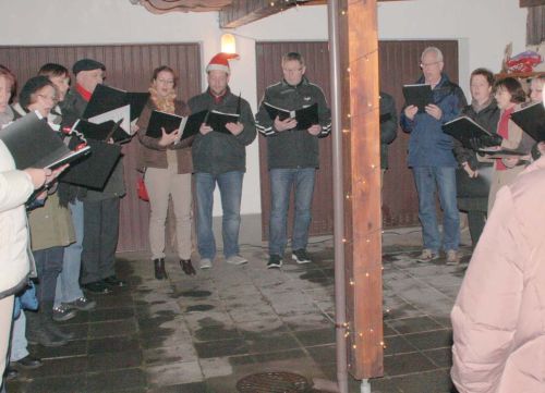 Salto Vocale singt beim lebendigen Adventskalender im Hof von Lothar und Conny Weigel vor weihnachtlich gestimmtem Publikum