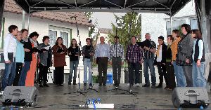 Salto Vocale singt auf der neuen Aktionsbühne des Marienmarktes in der Obergasse in Großen-Linden