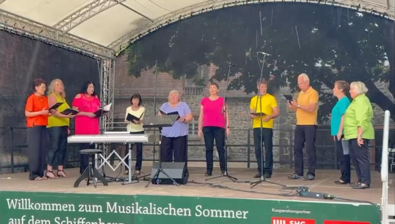 Die singende Chorgruppe Salto Vocale auf der Freilichtbühne des Klosters Schiffenberg.