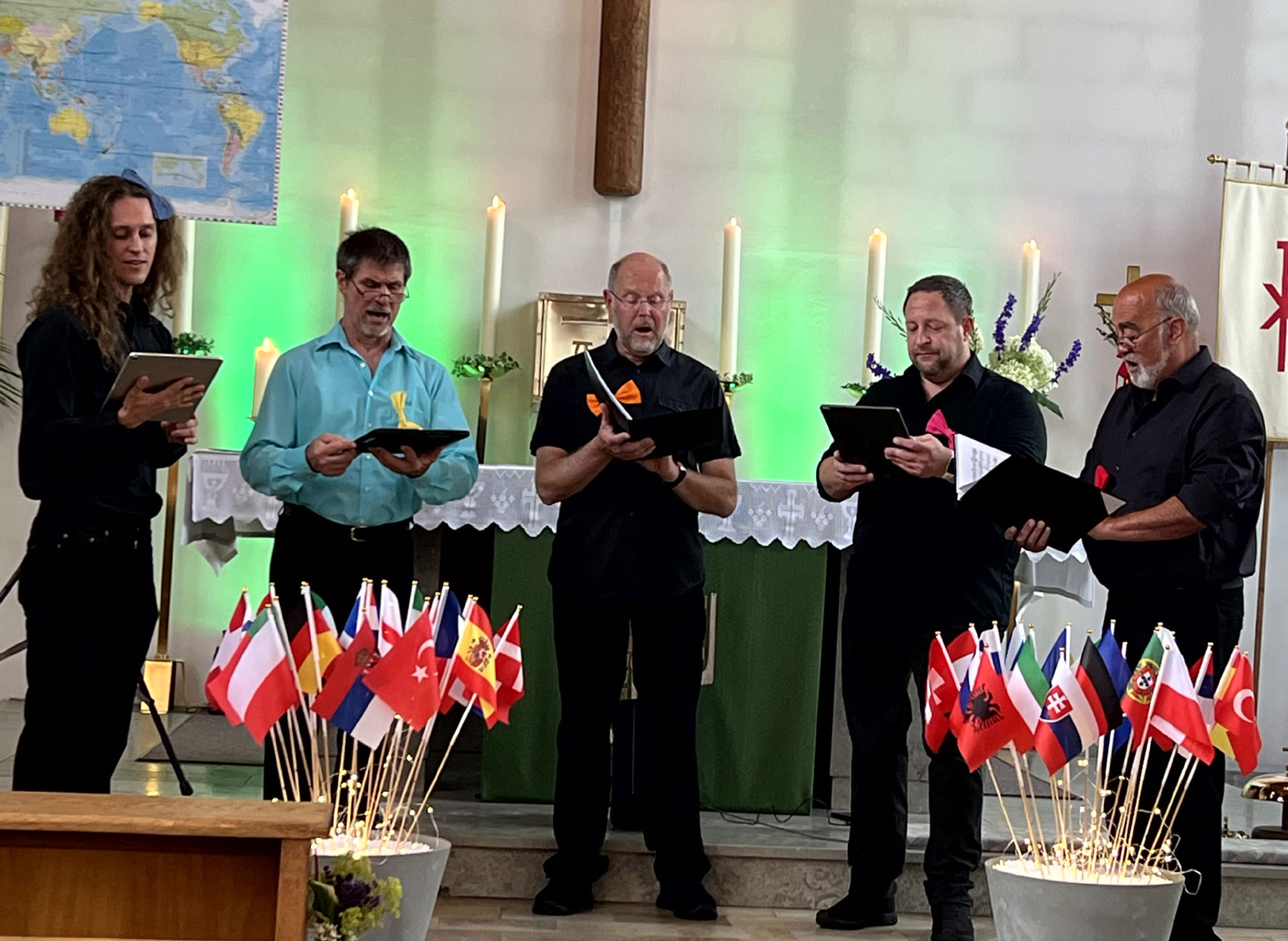 Die Gesangsgruppe Five Voices vor dem Altar der katholischen Kirche.