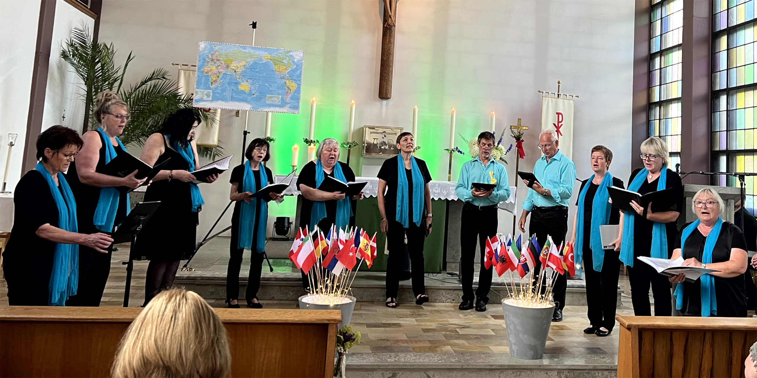 Der Chor Salto Vocale vor dem Altar der katholischen Kirche.