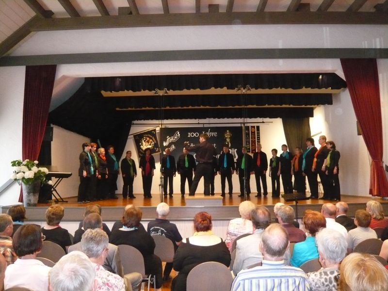 Der Salto Vocale singt auf der Bühne beim Chorwettbewerb in Jossgrund-Oberndorf