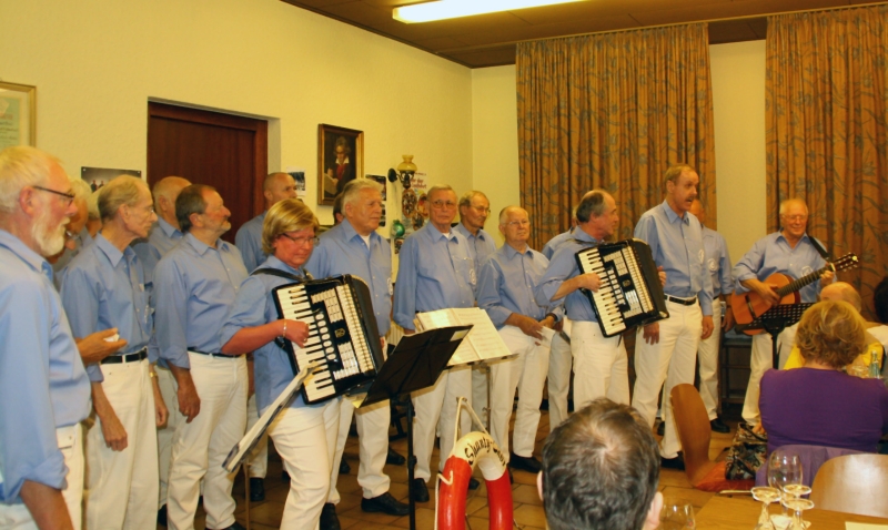 Der Shanty Chor singt im großen Saal der Vereinsgaststätte Lindener Hof