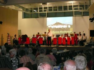 Die Mittelhessen-Musikanten unter der Leitung von Otwin Balser präsentieren sich auf der Bühne der neu errichteten TV-Halle beim Konzert "Vom Hessenland zur Waterkant"