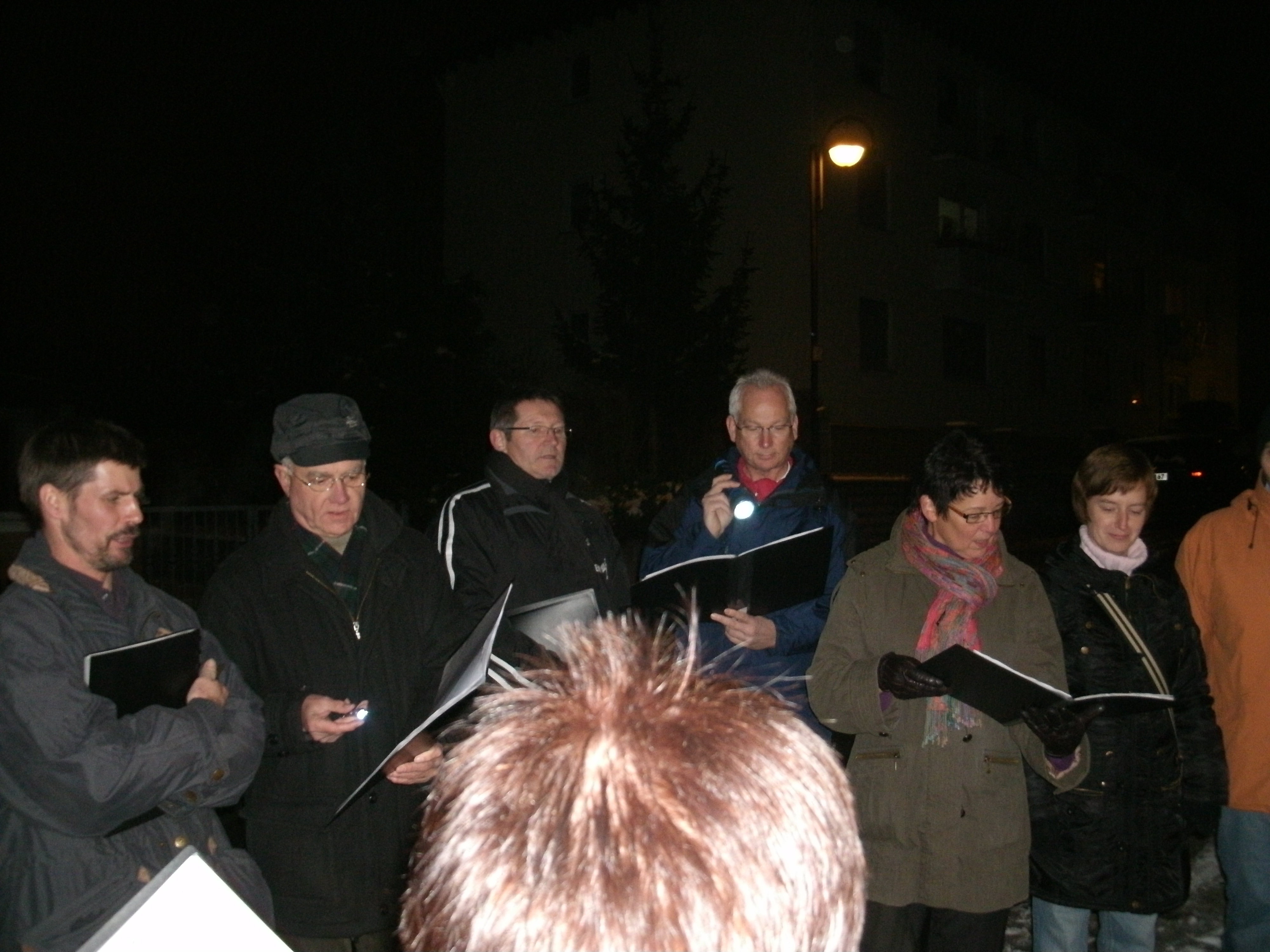 Der Chor Salto Vocale singt Weihnachtslieder in einer Straße in Großen-Linden