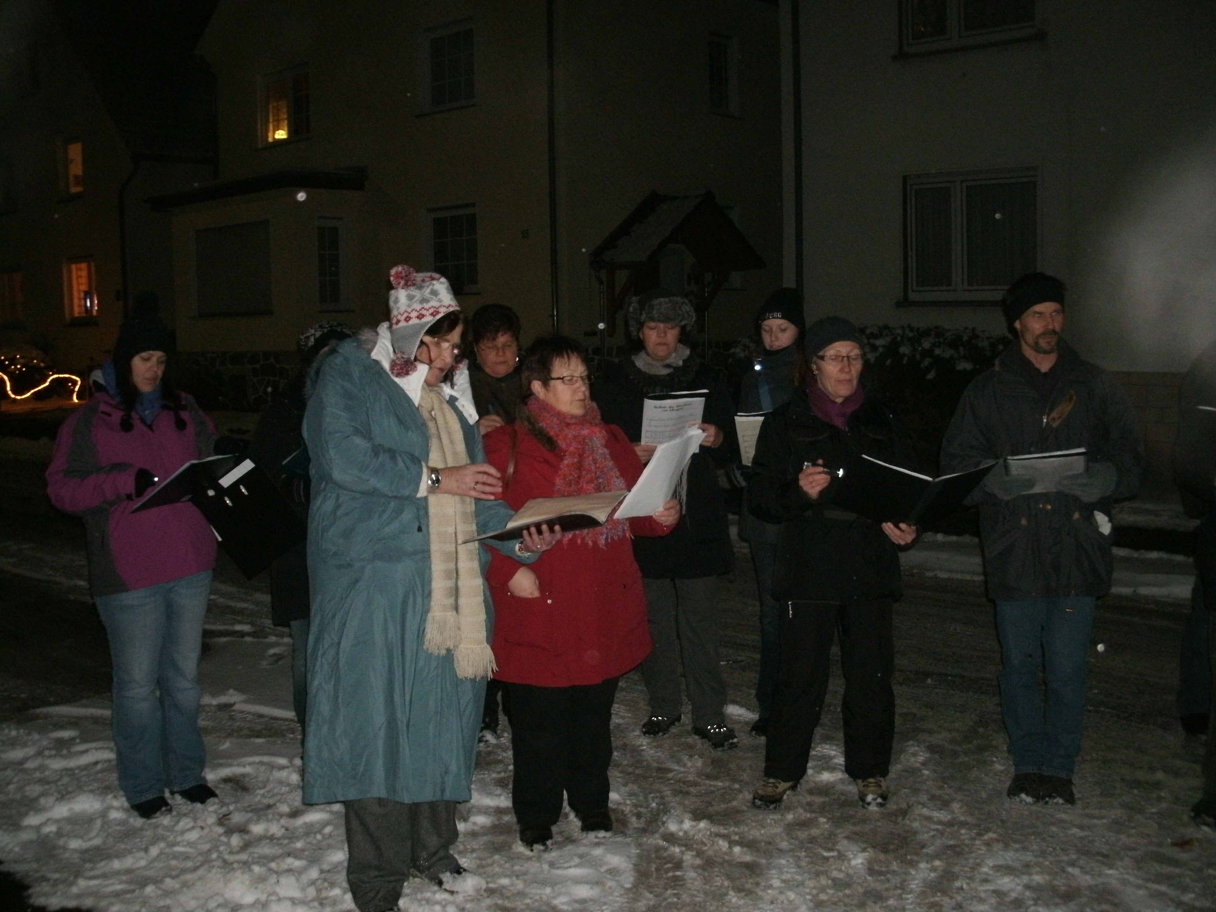Der Salto Vocale singt bei kalten Temperaturen Weihnachtslieder in einer Straße in Großen-Linden