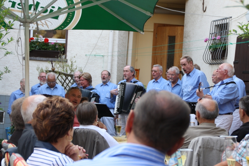 Der Shanty Chor singt für die Gäste der englischen Woche im Hof des Gasthauses "Zum goldenen Ritter"